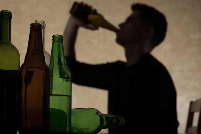El alcohol causa riesgos en la salud, incluso en pequeñas cantidades, advierten estudios