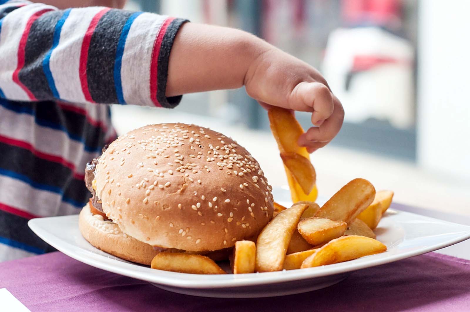 Recuerdan que el alto consumo de alimentos ultraprocesados está relacionado con problemas de salud infantil