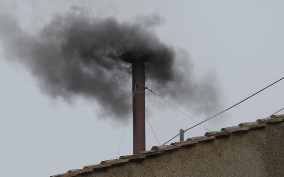 Humo negro en el Vaticano tras primera votación en el Cónclave