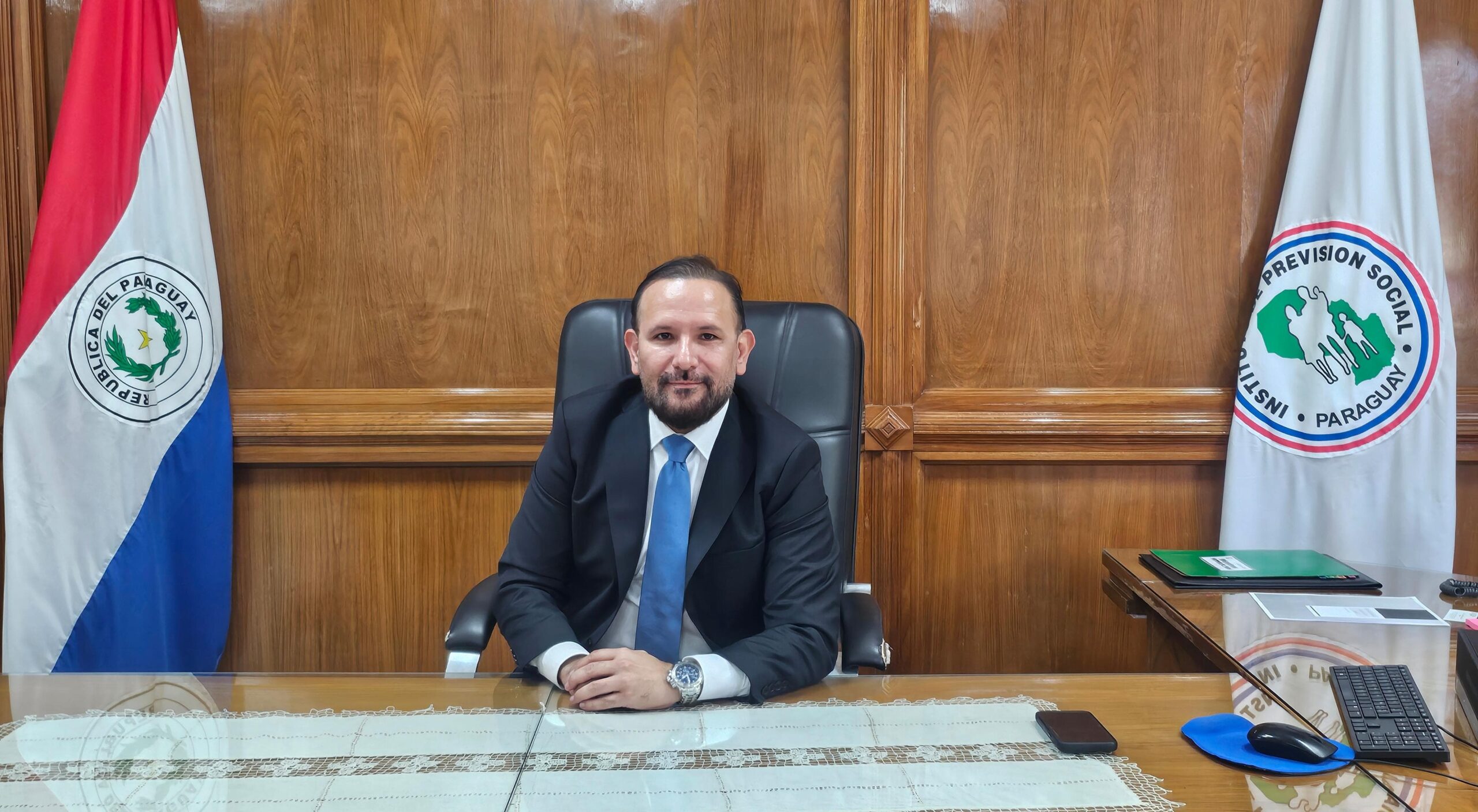 Derlis León asume como nuevo gerente de Salud del IPS y promete transformación y atención oportuna