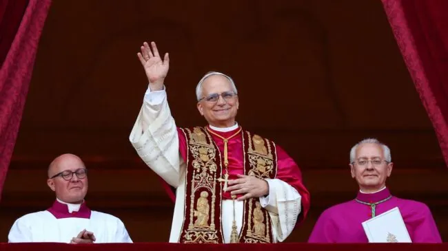 El papa León XIV asume en solemne misa de entronización