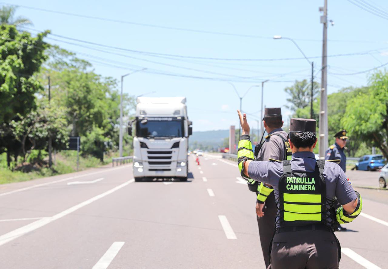 Camiones, buses y motos deben circular por la derecha, recuerdan