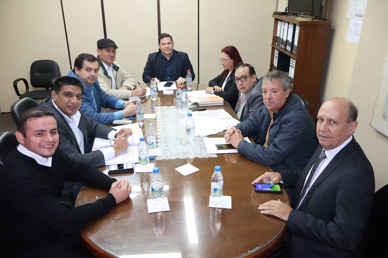 Instalan comisión de intervención para CDE y convocan a Prieto y al contralor