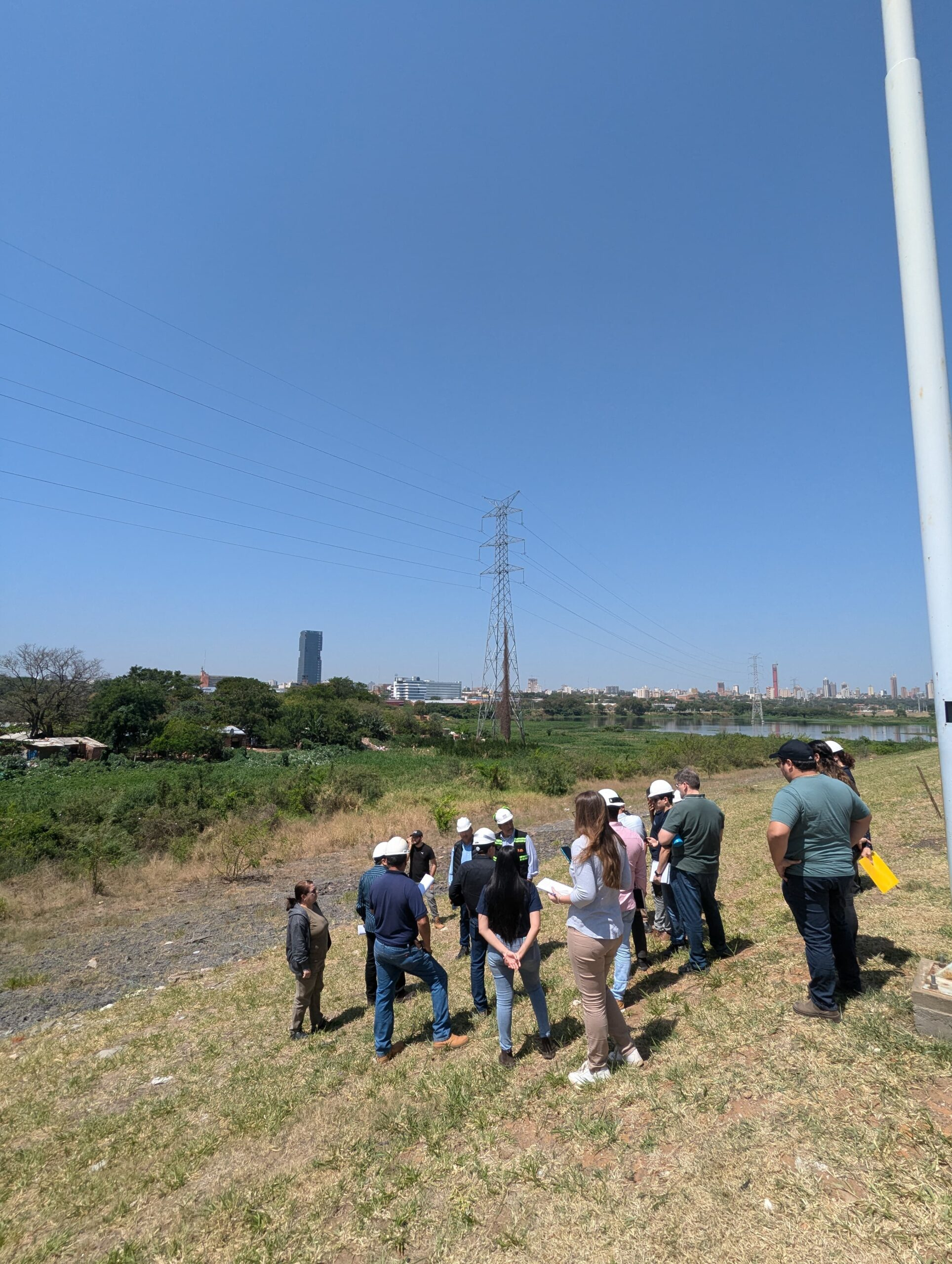 Harán desaparecer torres de alta tensión en Costanera de Asunción