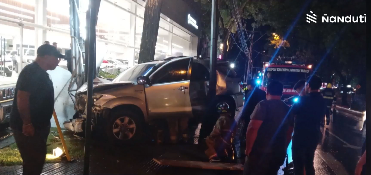 Conductora ebria y desnuda provoca choque en Asunción