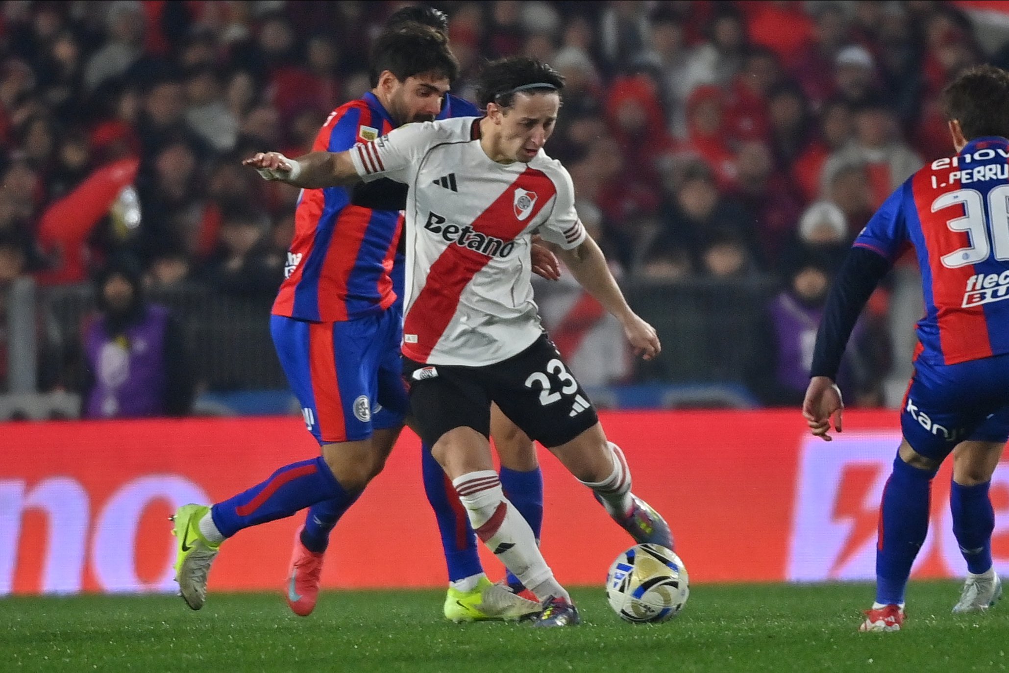 Gallardo alaba nivel de Galarza tras su debut con River