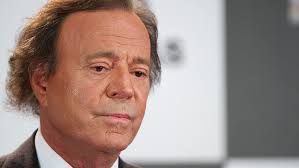Julio Iglesias es denunciado por dos exempleadas por presunta agresión sexual