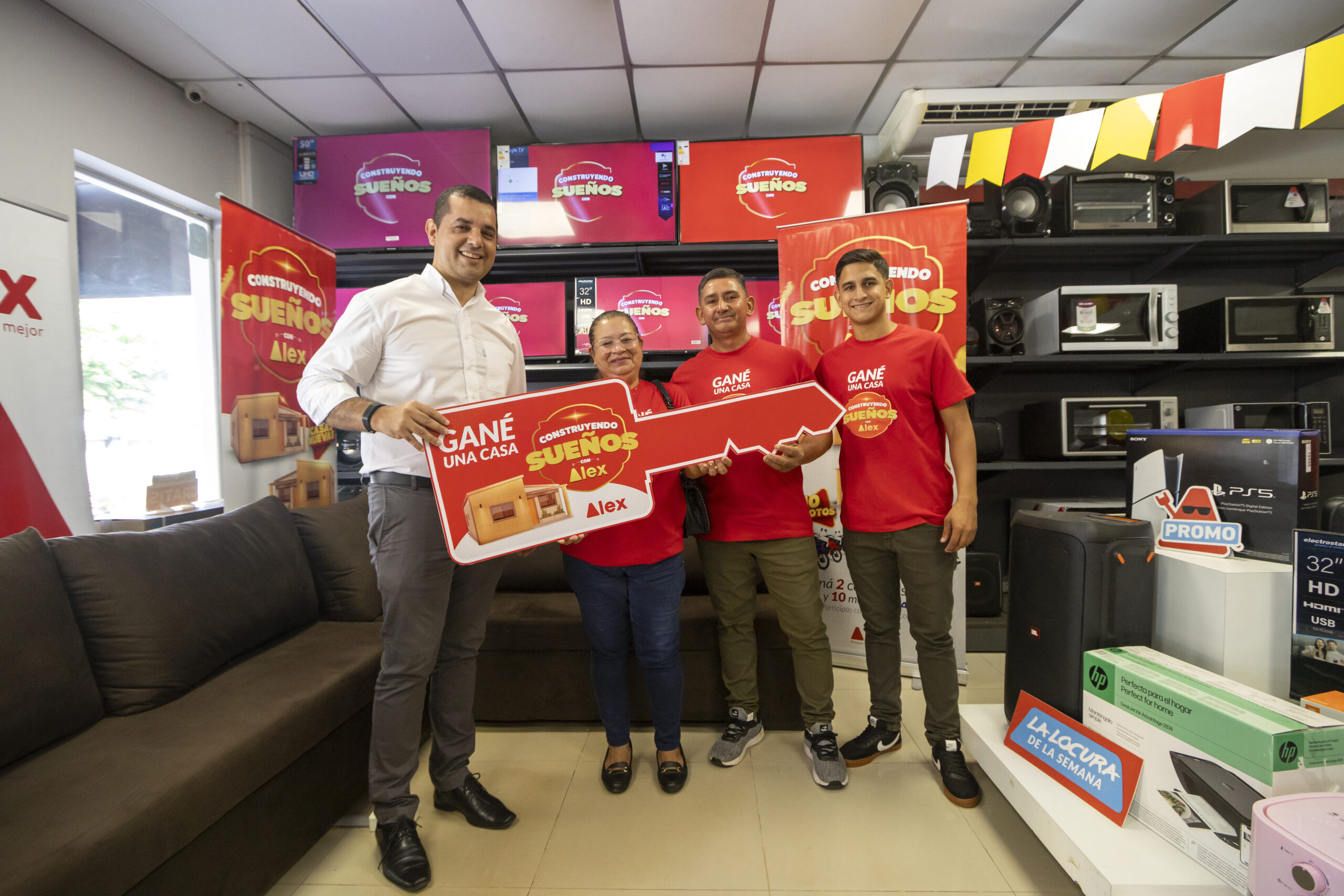 ALEX entrega las llaves simbólicas de dos casas a ganadoras de la promo “Construyendo sueños con ALEX”