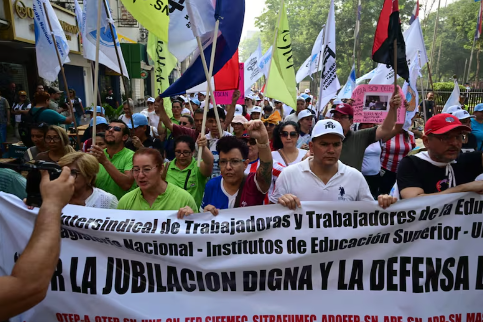 Docentes anuncian paro nacional contra reforma de la Caja Fiscal