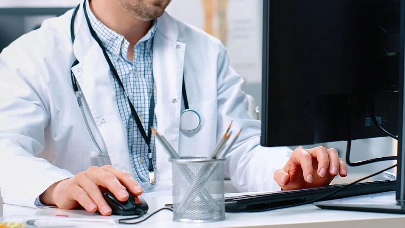 “No están listos para un uso clínico”: La IA falla en más del 80% de los diagnósticos iniciales de pacientes