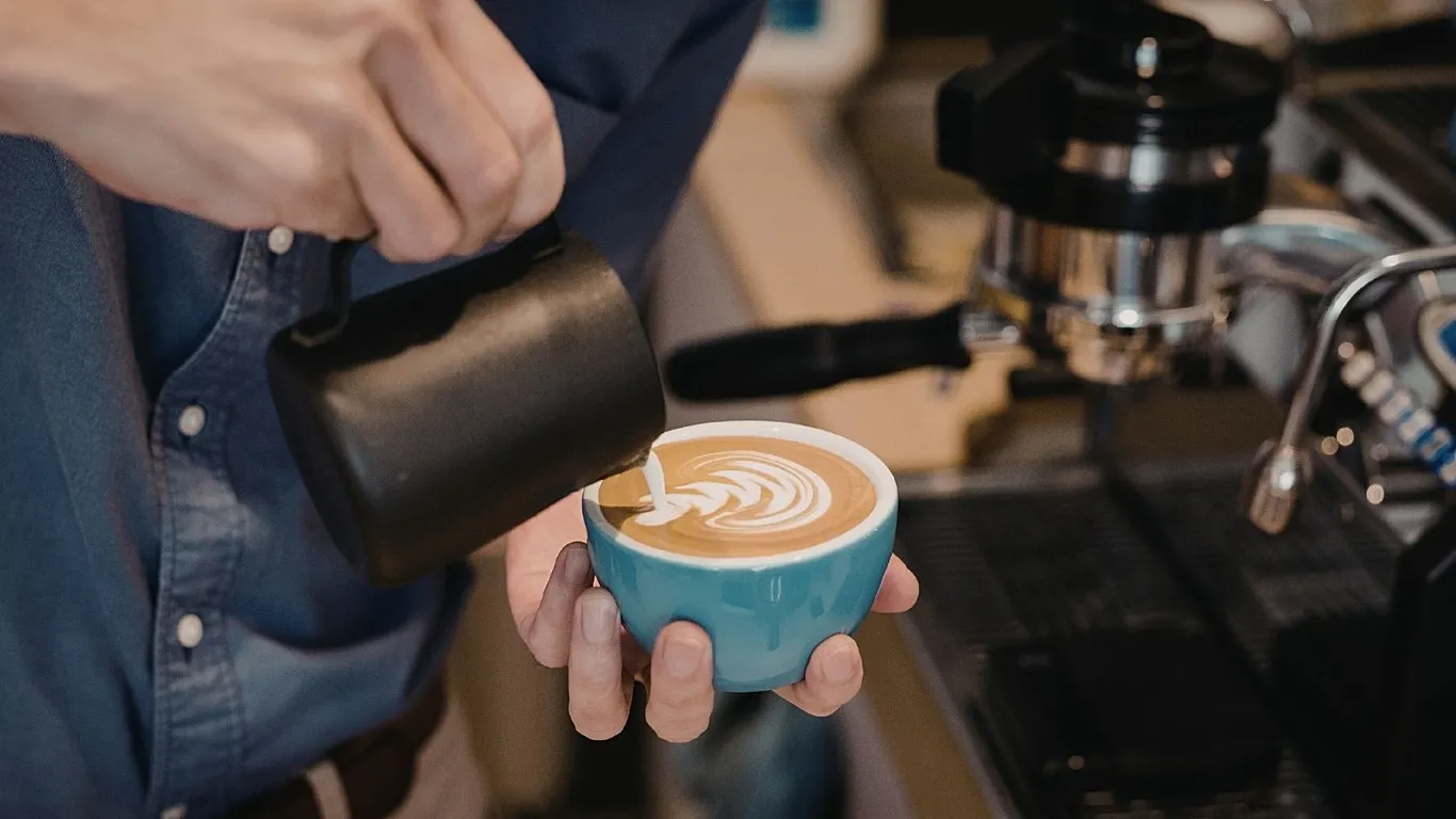 Expertos revelan cuántas tazas de café al día protegen la salud mental (y cuántas la perjudican)