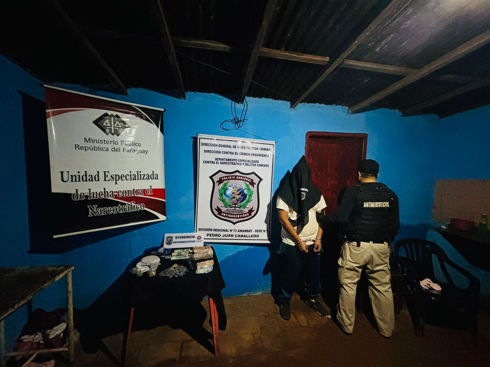 Allanan vivienda en Pedro Juan Caballero: Detienen a un joven con marihuana, dinero y un arma