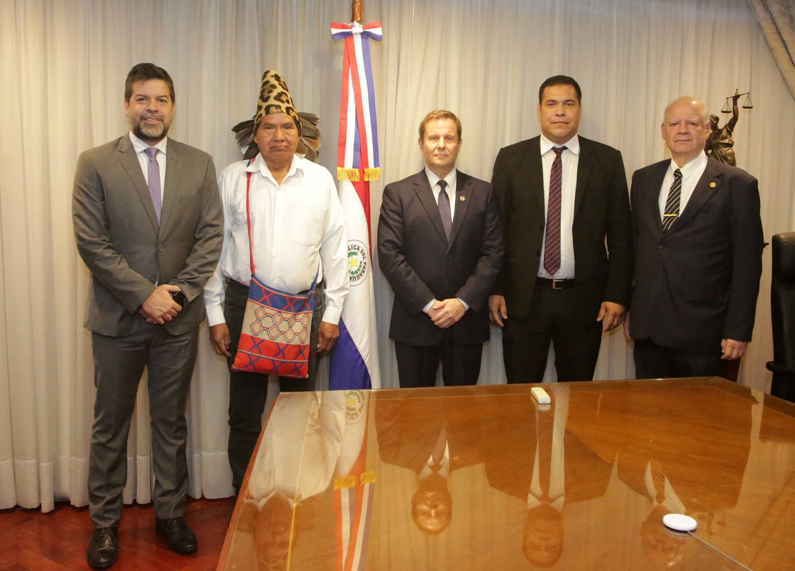 Integrante de los Ayoreo Totobiegosode se convierte en el primer abogado de su comunidad